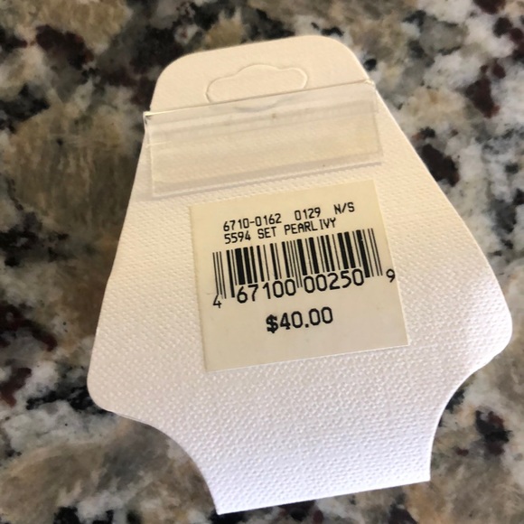 Pearl ivory necklace, earrings and bracelet. - Picture 3 of 5